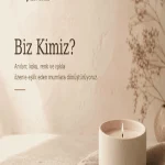 Papillon Glow "Biz Kimiz?" marka kartı: krem tonlarda seramik kapta yanan mum ve markanın kelebek logosu