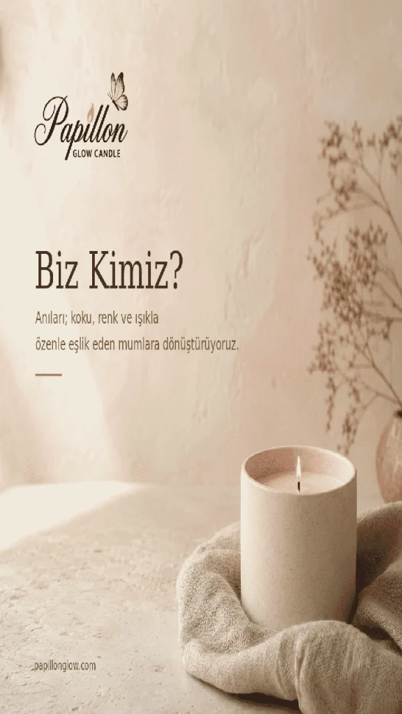 Papillon Glow "Biz Kimiz?" marka kartı: krem tonlarda seramik kapta yanan mum ve markanın kelebek logosu