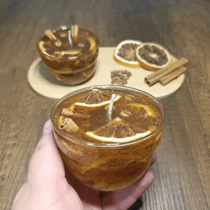 Kahve ve portakal kokulu jel mum: cam kâsede amber renkli jel wax içine gömülü kurutulmuş portakal dilimleri, tarçın çubukları ve kahve çekirdekleri