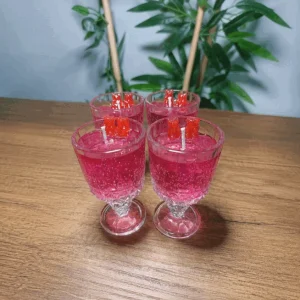 Ayıcık figürlü pembe jel mum: kristal ayaklı bardaklarda pembe jel wax ve üzerinde kırmızı ayıcık şeker figürleri, dört adet bir arada