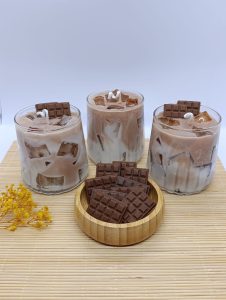 İced mocha kokulu lüks cam soya mumu: içecek bardağında jel wax buz küpü efekti, sütlü kahve katmanları ve üzerinde çikolata tableti