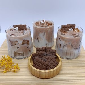 İced mocha kokulu lüks cam soya mumu: içecek bardağında jel wax buz küpü efekti, sütlü kahve katmanları ve üzerinde çikolata tableti